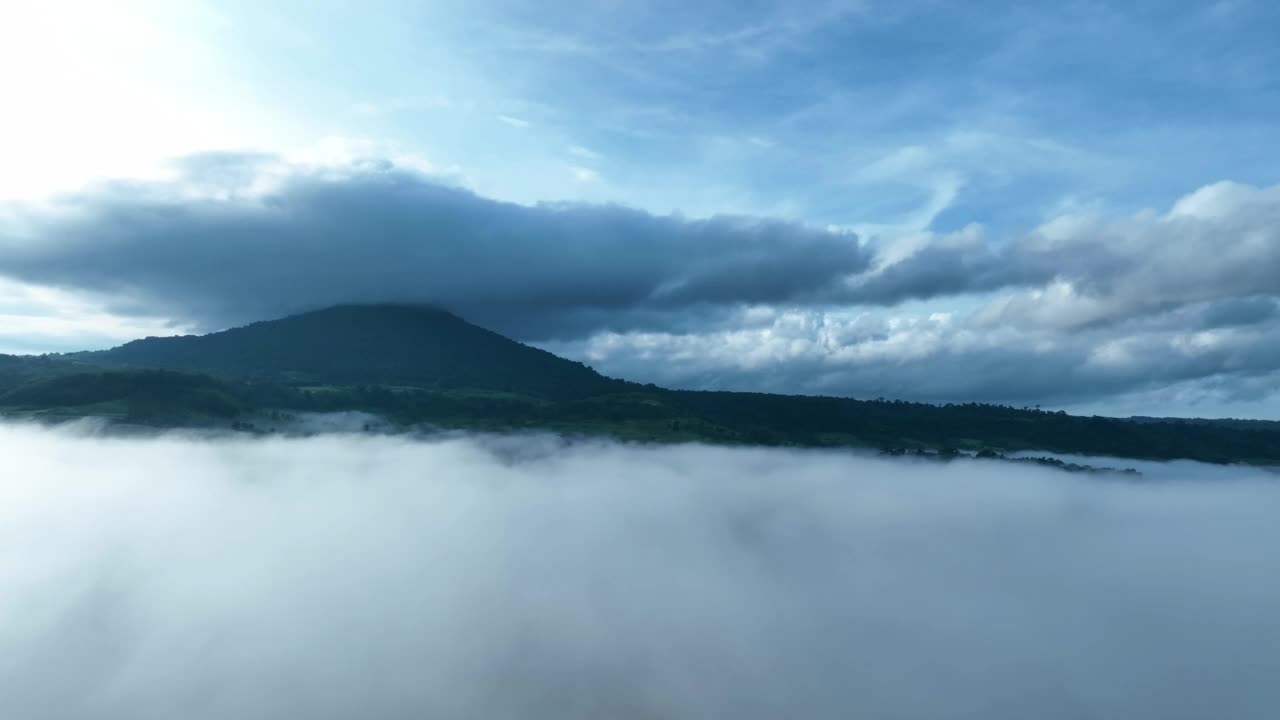 雾中的山在美丽的秋天在泰国碧差汶。雾山谷，云雾低，森林密布，天空五彩缤纷。云杉雾林中的松树与明亮的日出视频素材