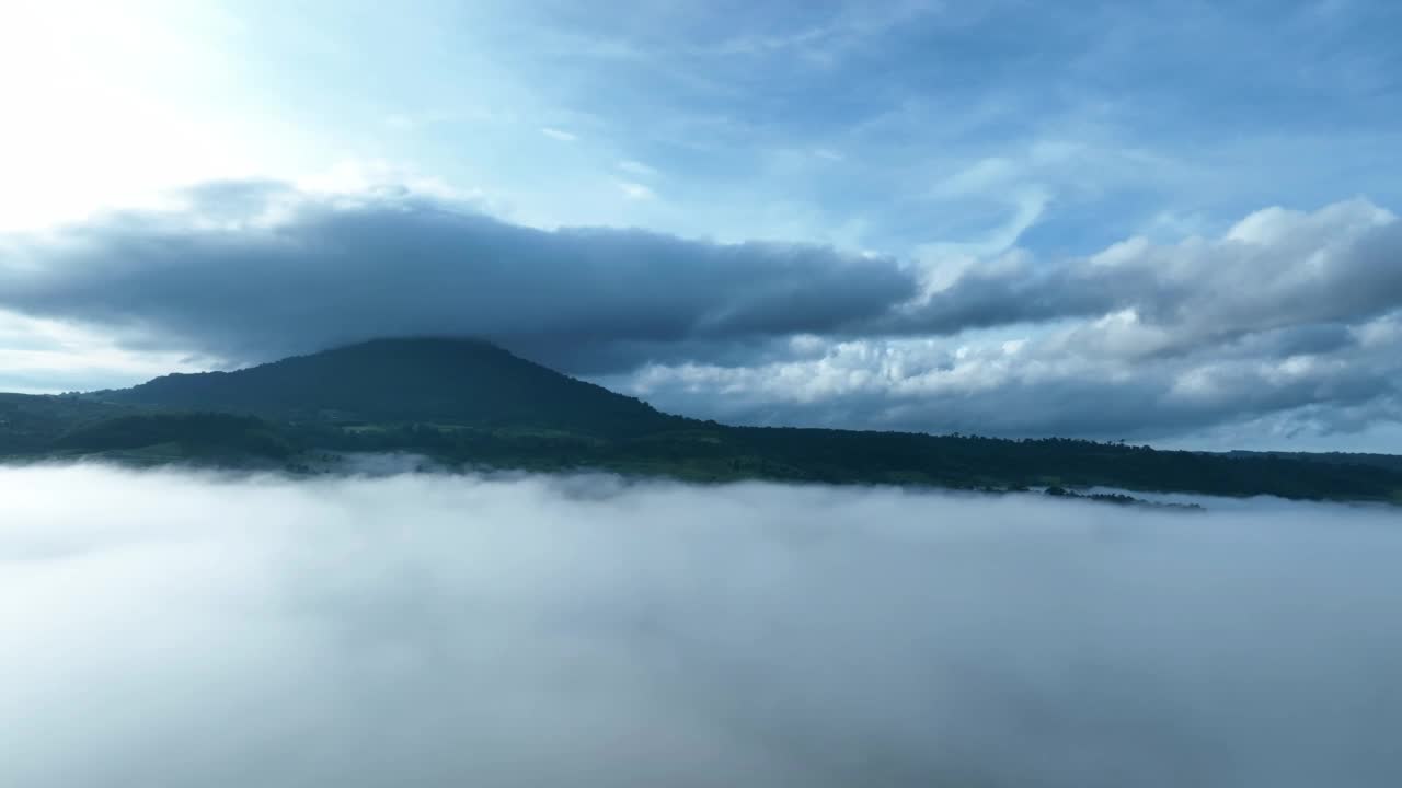 雾中的山在美丽的秋天在泰国碧差汶。雾山谷，云雾低，森林密布，天空五彩缤纷。云杉雾林中的松树与明亮的日出视频素材