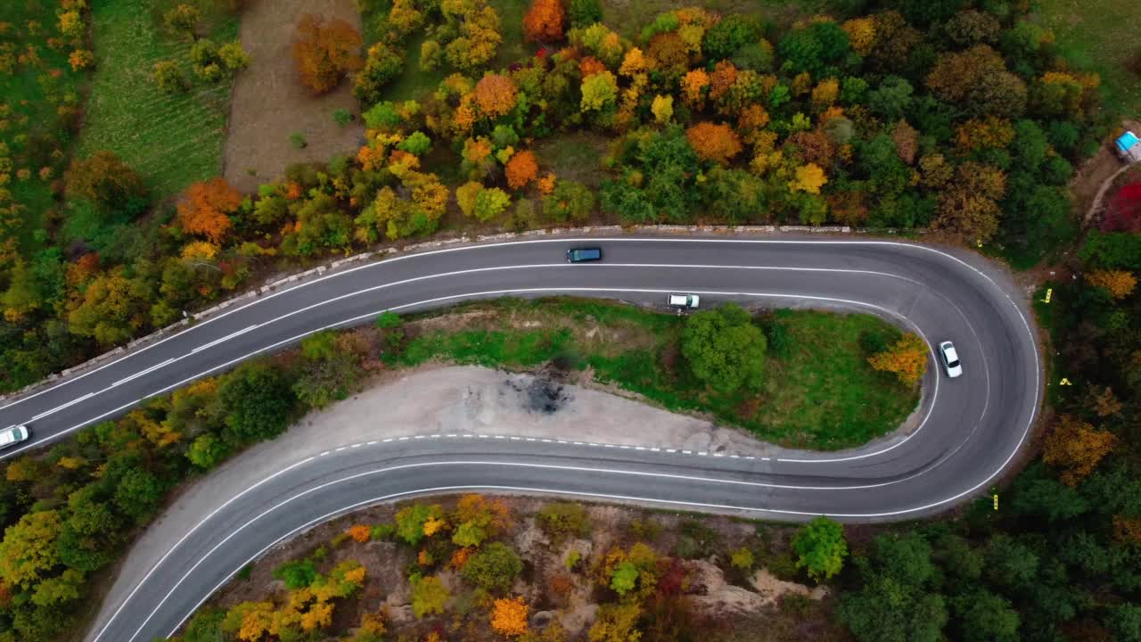 喀尔巴阡山脉蜿蜒道路的鸟瞰图。视频素材