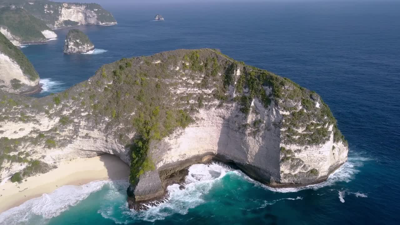 无人机拍摄的印度尼西亚巴厘岛努沙佩尼达著名的克林金海滩和悬崖。美丽的海洋，碧蓝的海浪和群山。视频素材