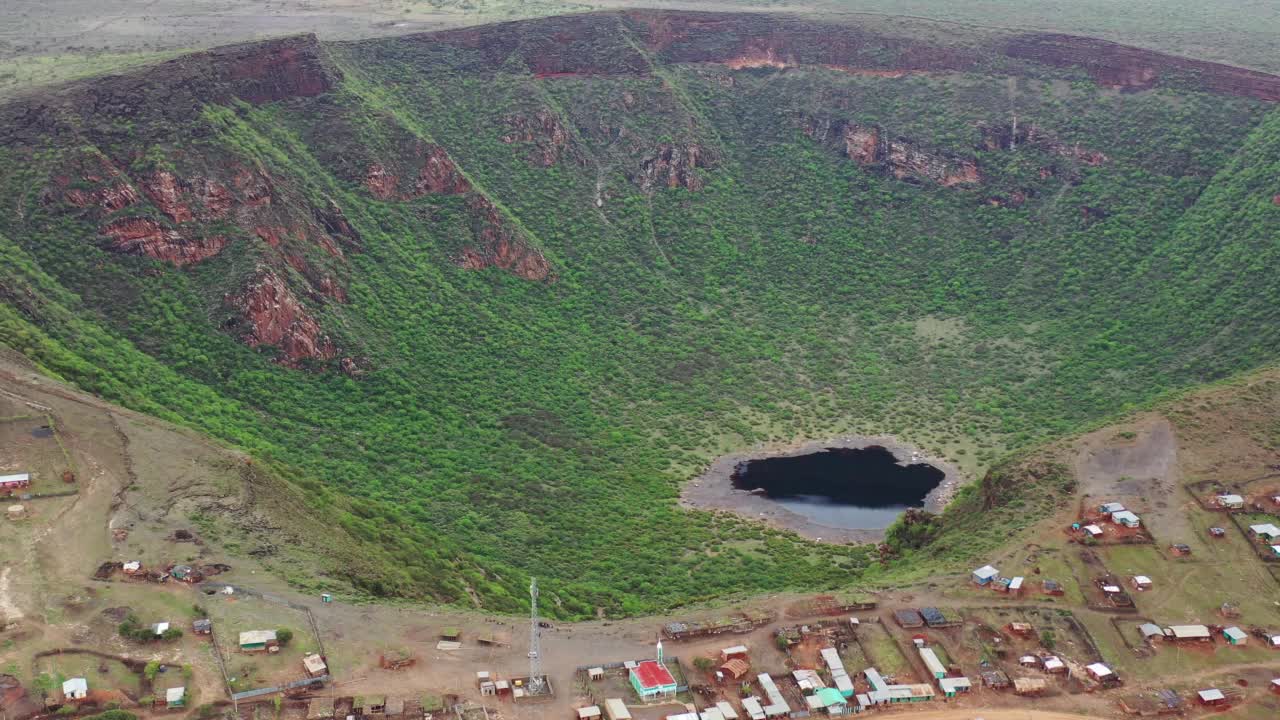 南奥莫山谷的艾尔苏德火山口湖视频素材