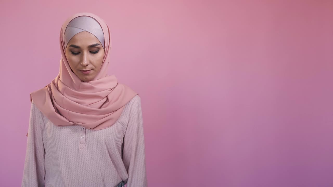 伊斯兰妇女肖像积极情感头巾粉红色视频素材