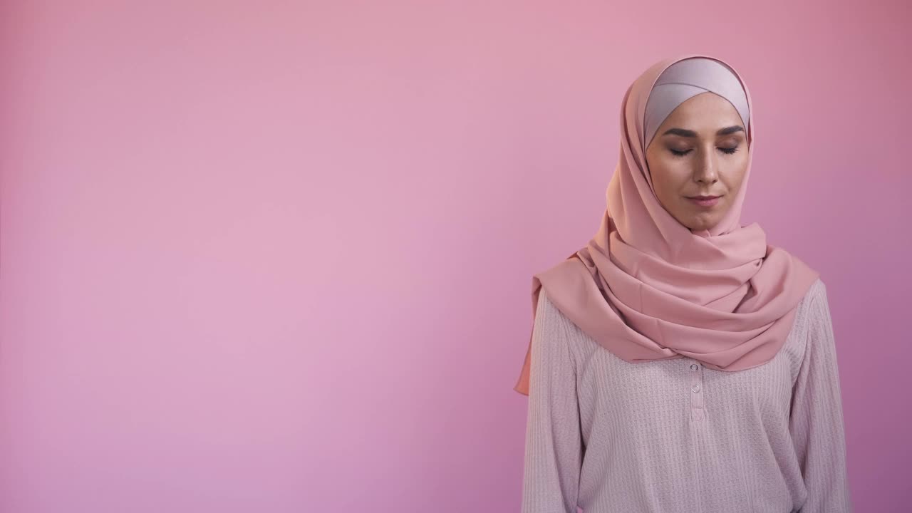 微笑的穆斯林妇女伊斯兰时尚模特头巾视频素材