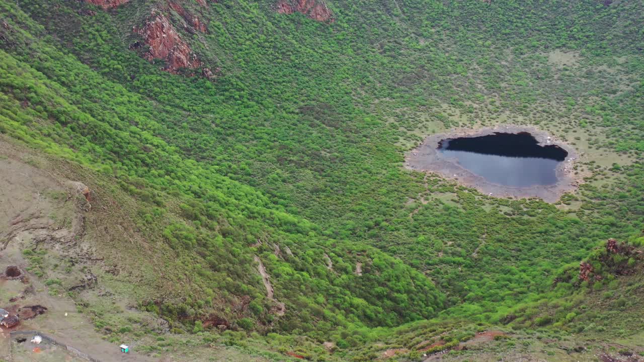 南奥莫山谷的艾尔苏德火山口湖视频素材