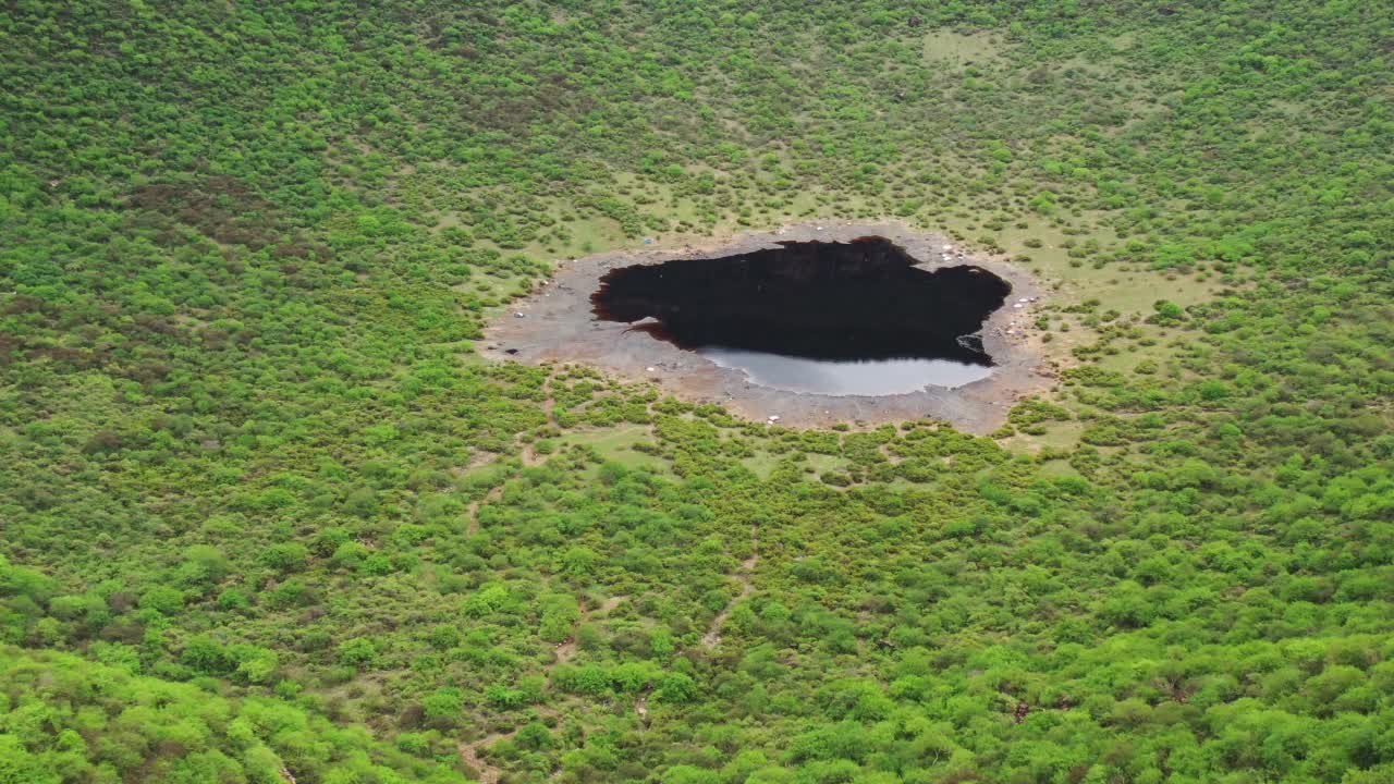 南奥莫山谷的艾尔苏德火山口湖视频素材