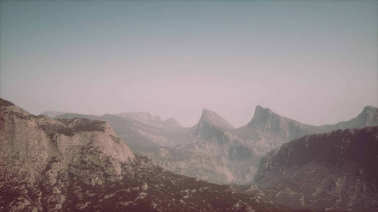 瑞士阿尔卑斯山脉的剪影在晨云中视频素材