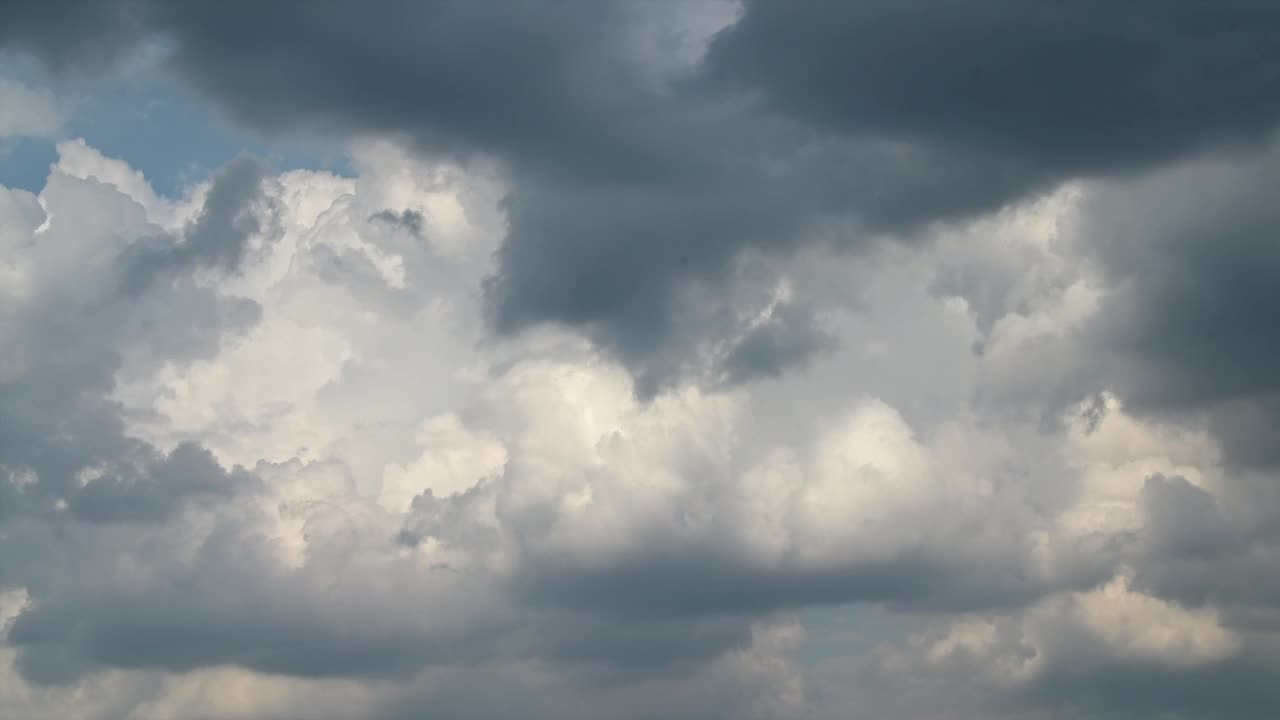 雷云在夏日的蓝天上飞舞。间隔拍摄。视频下载