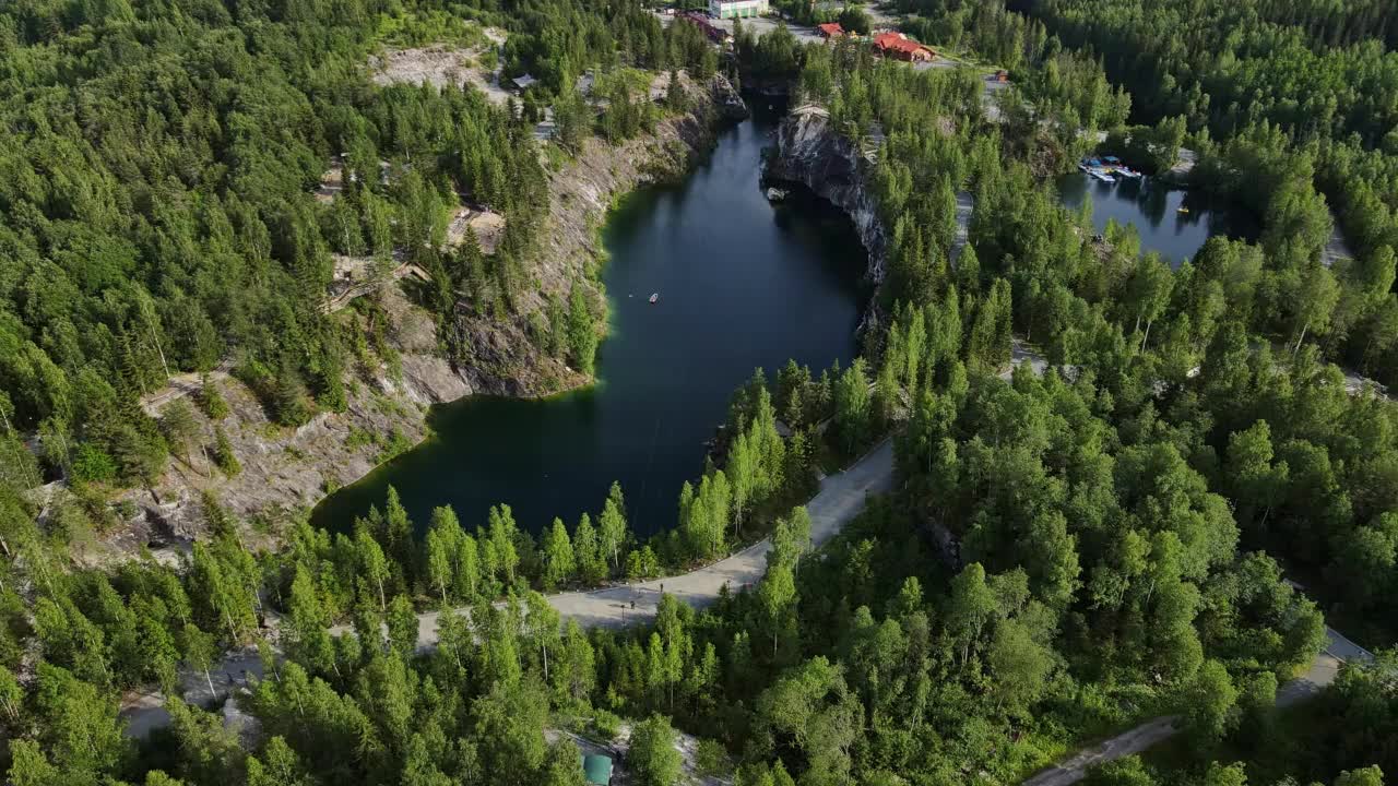 这艘船漂浮在有陡峭岩石海岸的湖面上。卡累利阿共和国视频素材