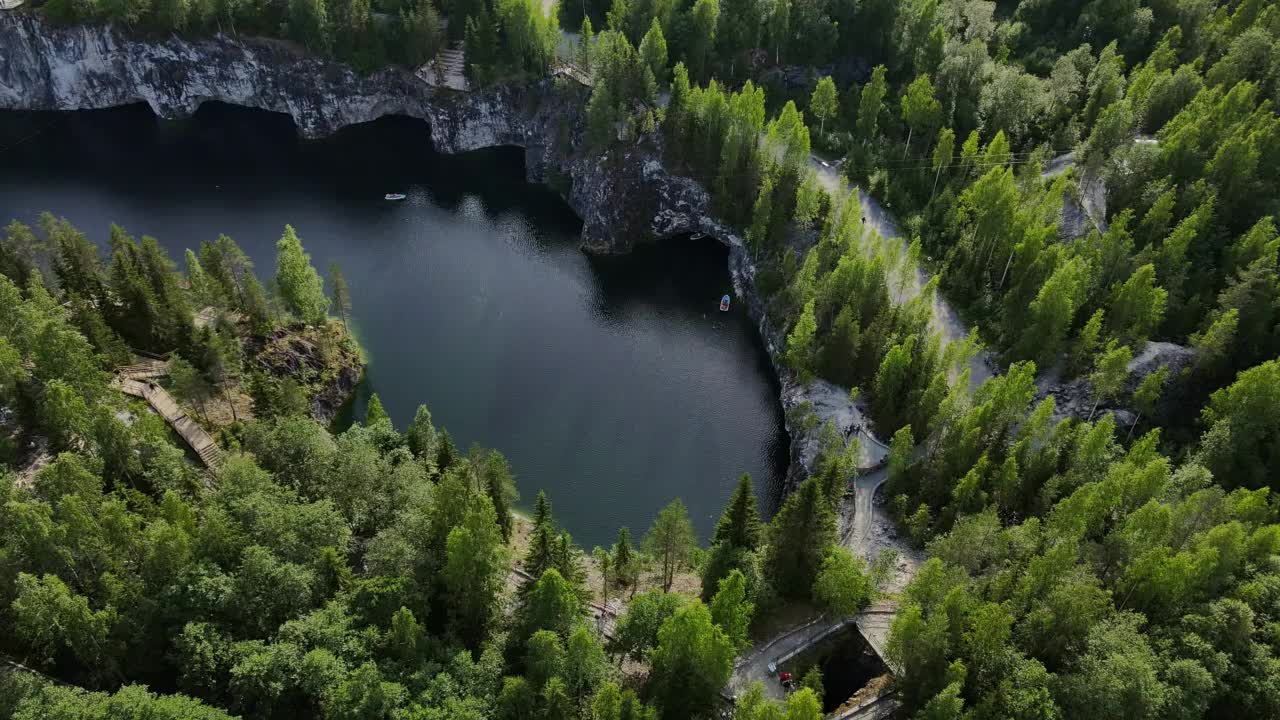 拉斯基亚拉山公园里被洪水淹没的大理石采石场。卡累利阿共和国视频素材