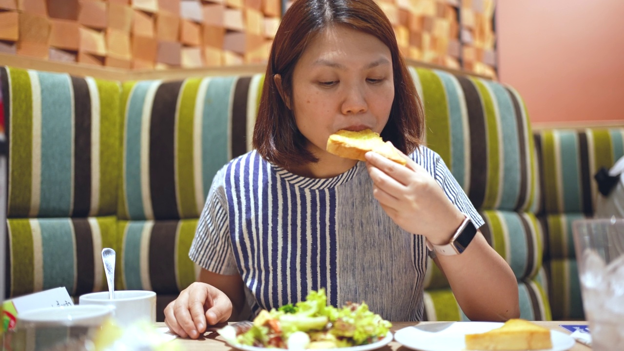 吃沙拉和健康食品的妇女视频素材