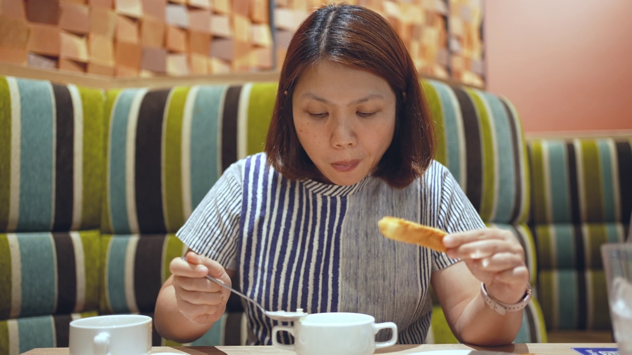 吃沙拉和健康食品的妇女视频素材