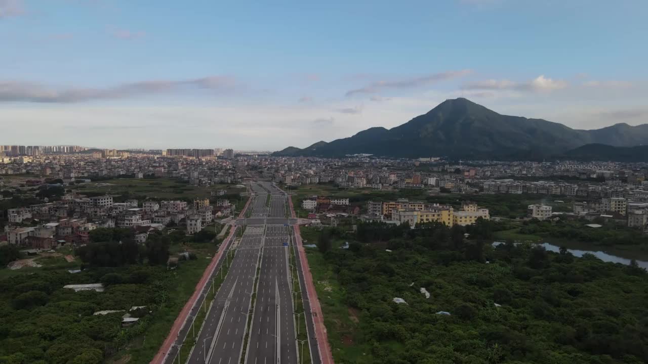 通往乡村的笔直道路的鸟瞰图视频素材