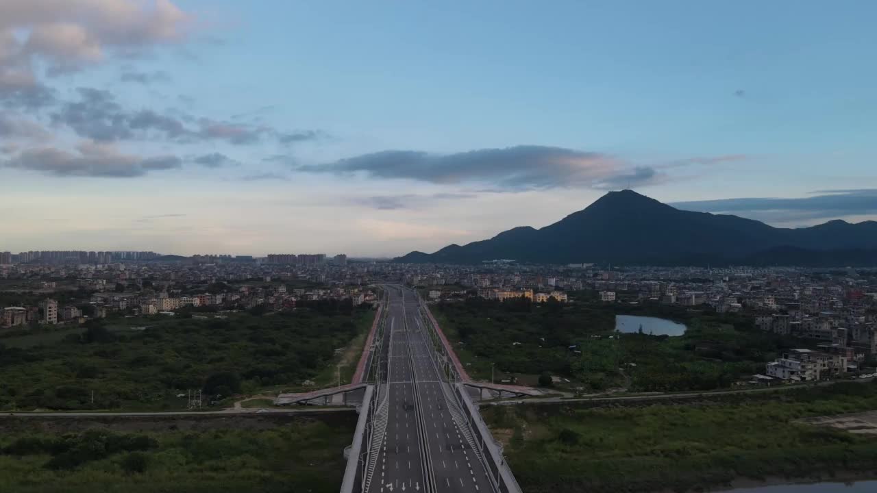 通往乡村的笔直道路的鸟瞰图视频素材