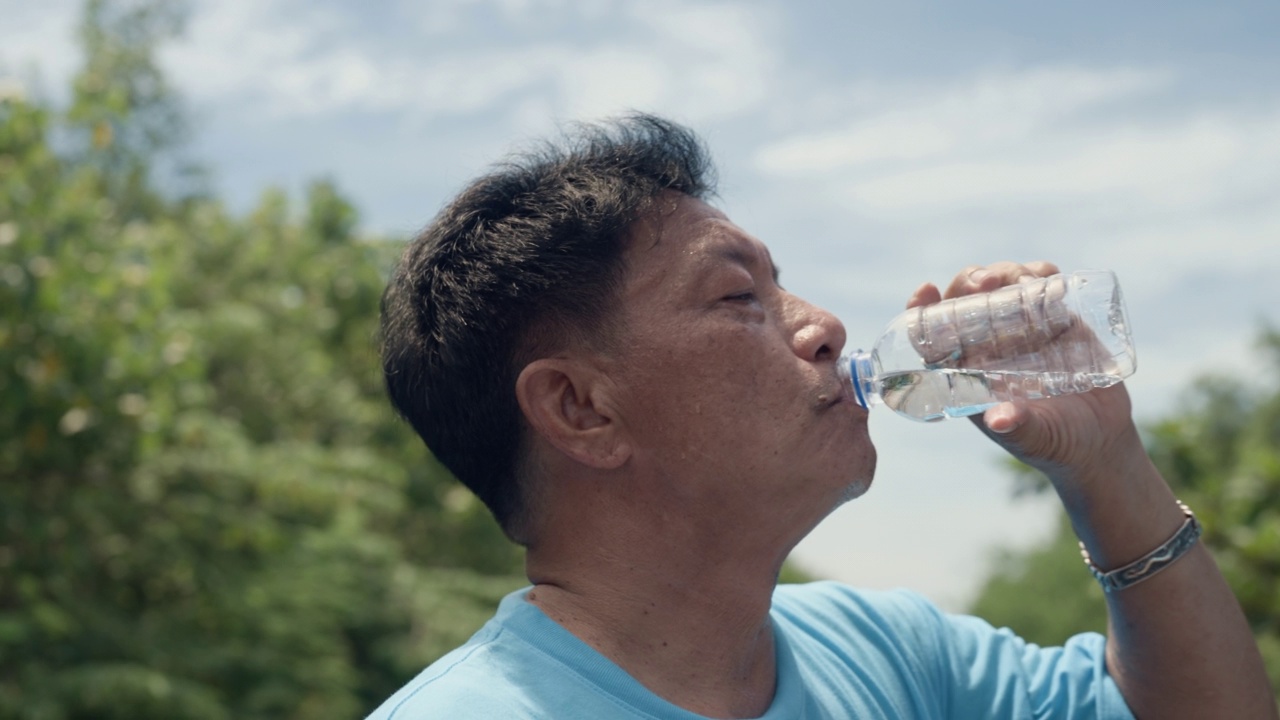 饮水休息志愿者视频素材