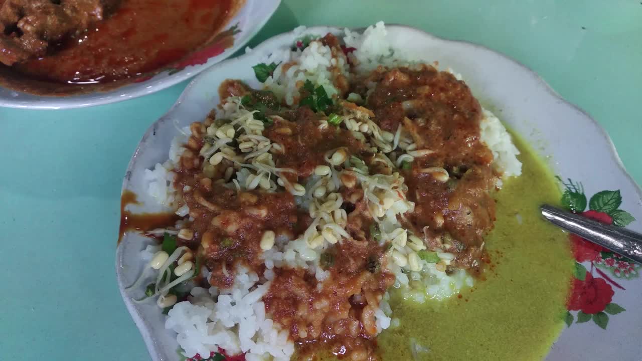 沙爹鸡肉视频。来自印度尼西亚布罗拉的食物。盛在盘子里的沙爹米饭视频下载
