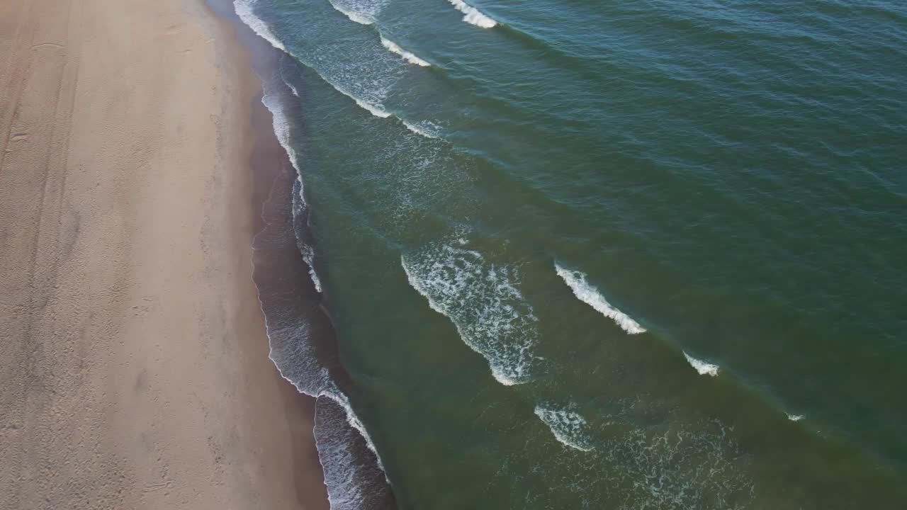 波兰科洛布泽格波罗的海海滩的无人机视图视频素材