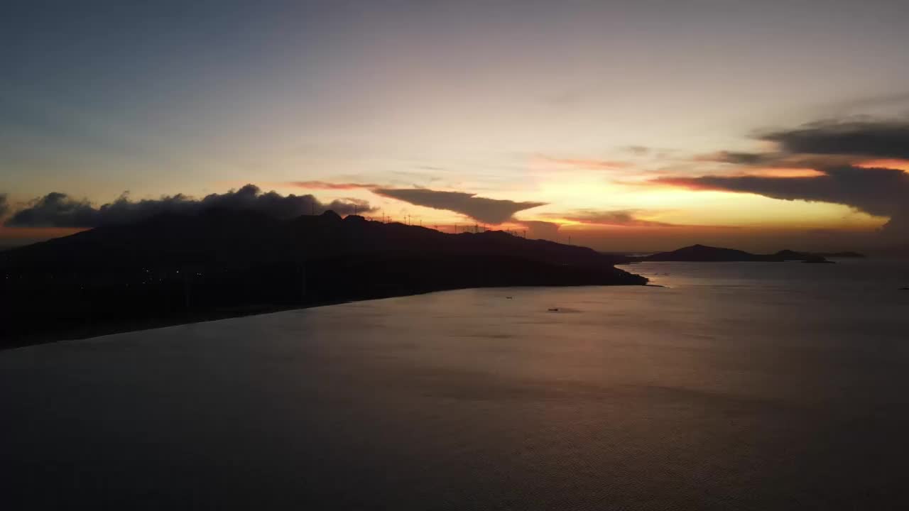 海上日落，彩云和海上风电视频素材