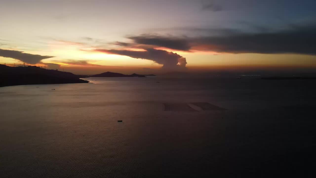 海上日落，彩云和海上风电视频素材