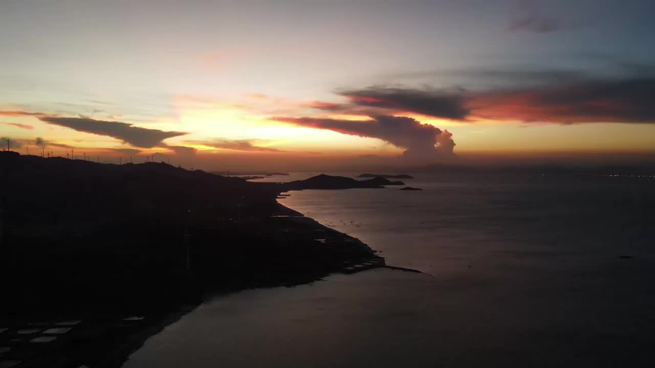 海上日落，彩云和海上风电视频素材