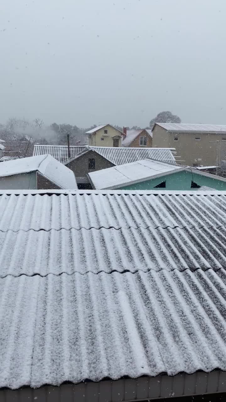 雪落在屋顶上视频素材