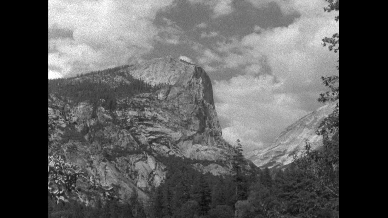 在约塞米蒂国家公园，天空映衬着WS El Capitan;1962视频素材