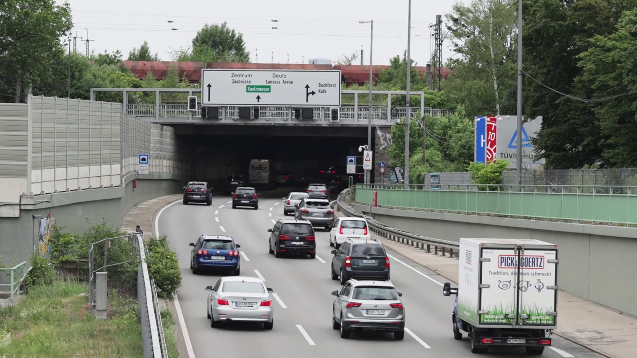 汽车行驶在德国科隆的高速公路上视频素材