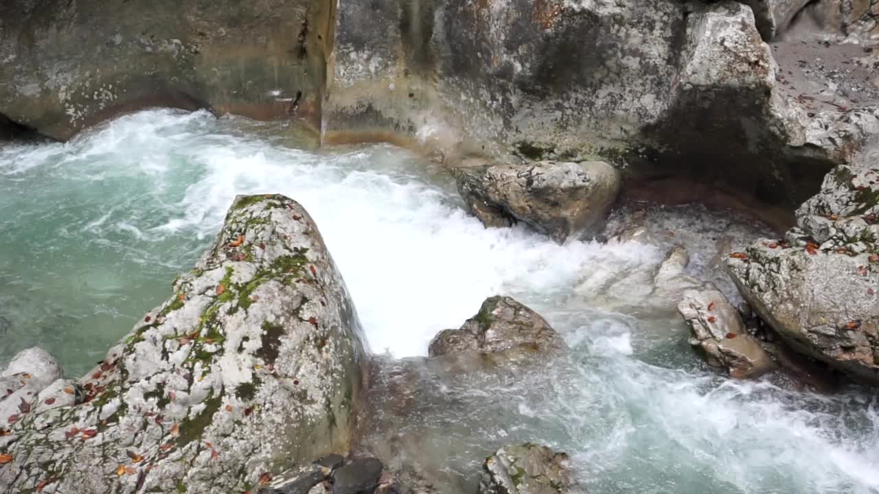 汹涌的水流过冲刷的岩石视频素材