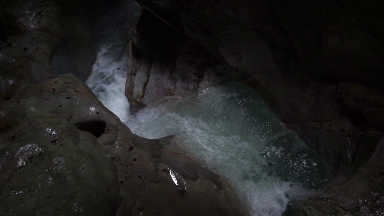 汹涌的水流过冲刷的岩石视频素材