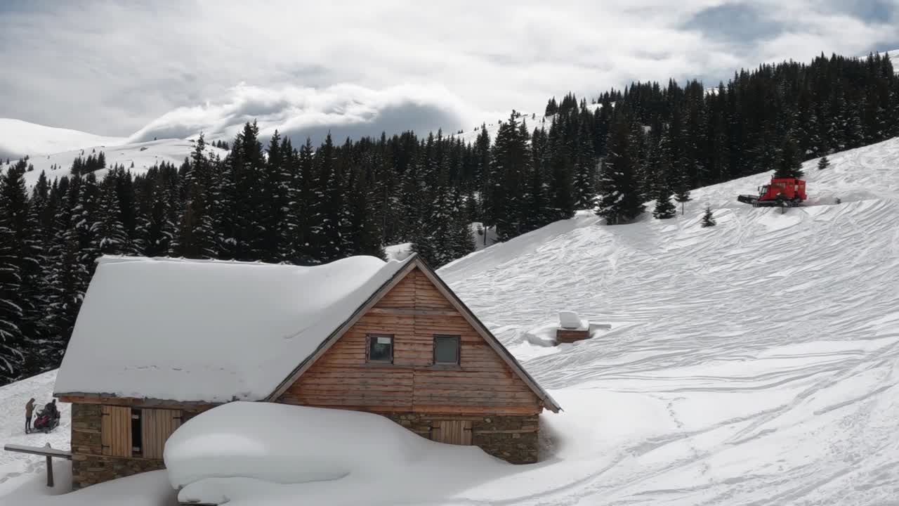 奇妙的冬季景观，雪山中的木屋。圣诞假日概念视频素材