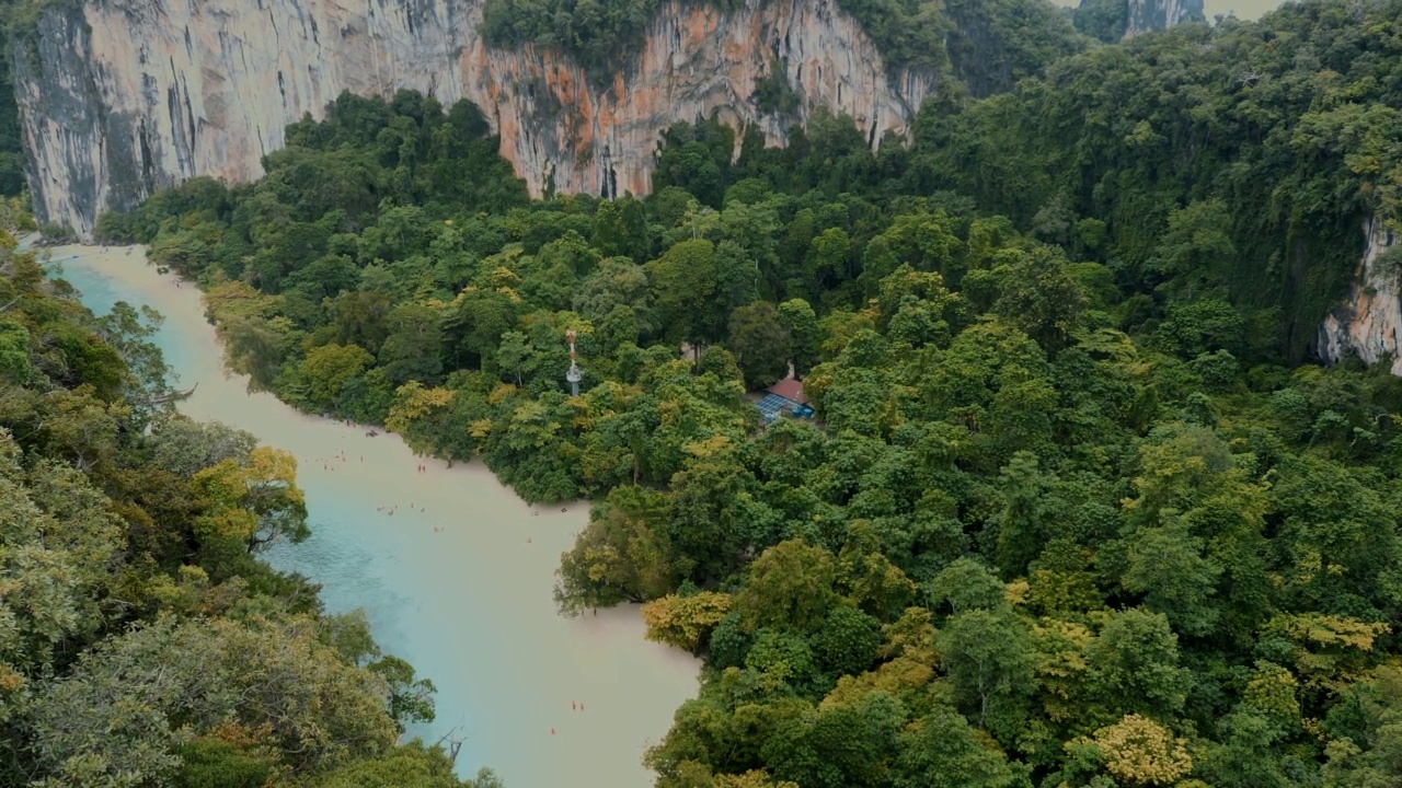 海滩和美丽的风景与蓝色的泻湖视频素材