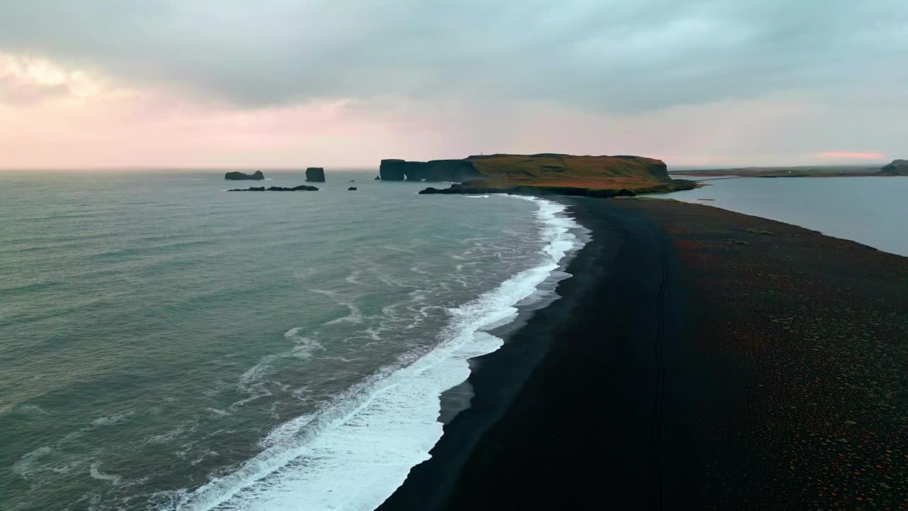 冰岛Reynisfjara黑沙熔岩海滩鸟瞰图视频素材