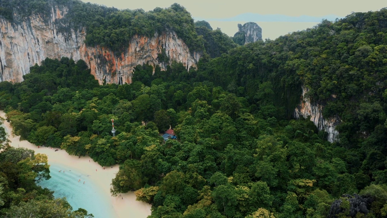 海滩和美丽的风景与蓝色的泻湖视频素材