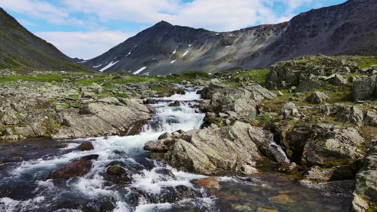 空中流:起源于泰尔波西山斜坡的山涧。科米人视频素材