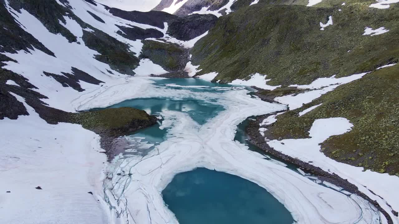 空中拍摄:特尔波西斯山山坡上的山湖。无人机的观点视频素材