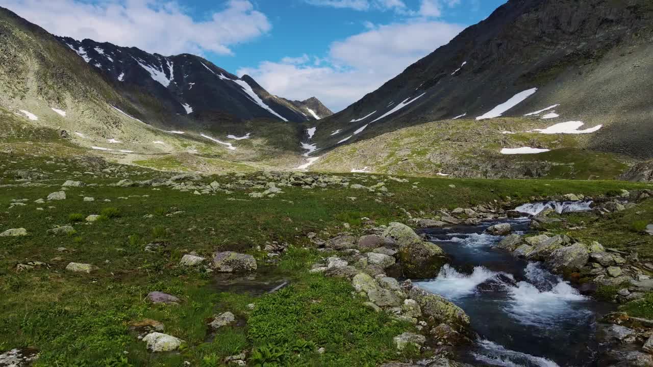 空中:北乌拉尔山脉的主峰泰尔波西山的斜坡。科米人视频素材