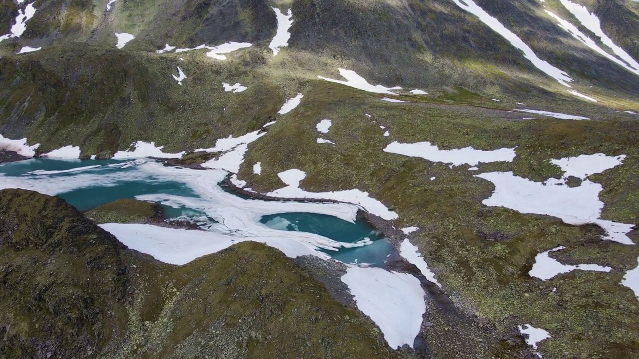 空中拍摄:特尔波西斯山山坡上的山湖。无人机的观点视频素材