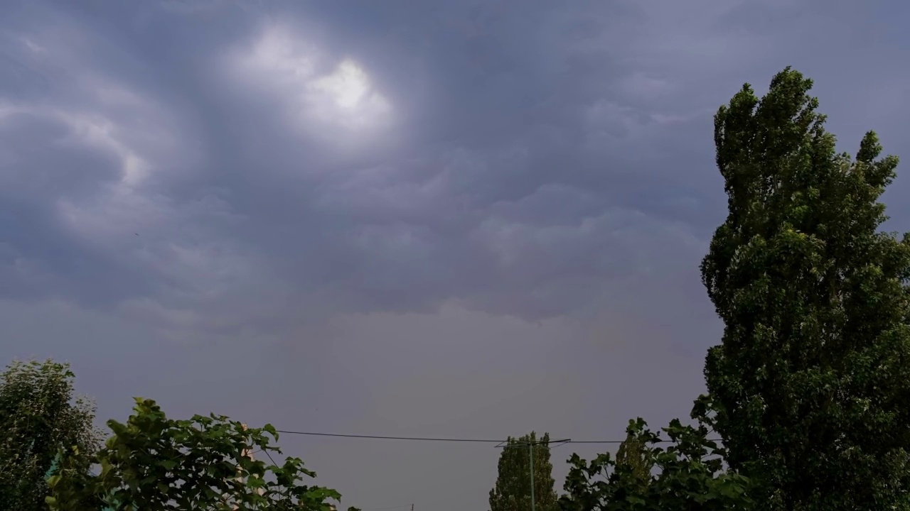 灰色的云。雨天的傍晚城市。雷鸣般的云。暴风雨和乌云中的闪电。视频素材