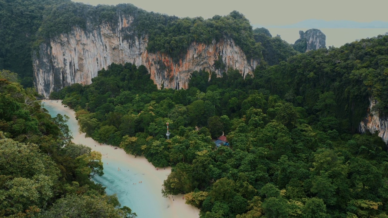 海滩和景观与蓝水泻湖，丛林和岩石视频素材