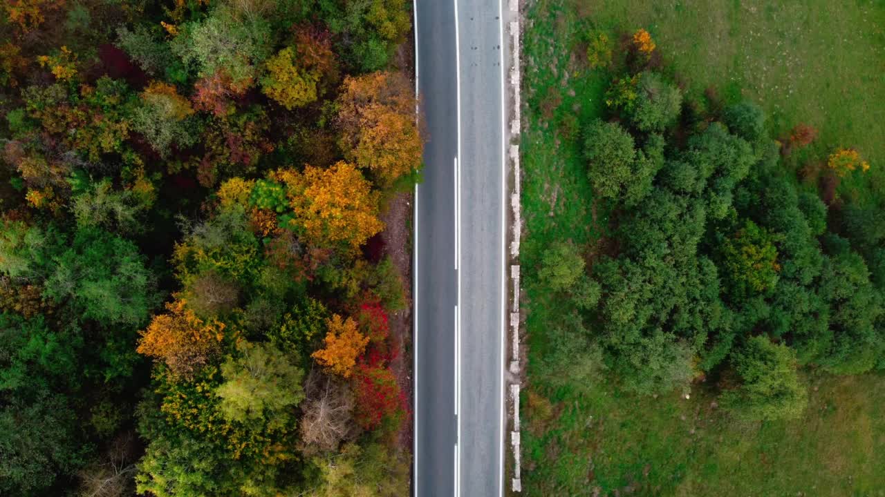 喀尔巴阡山脉蜿蜒道路的鸟瞰图。视频素材