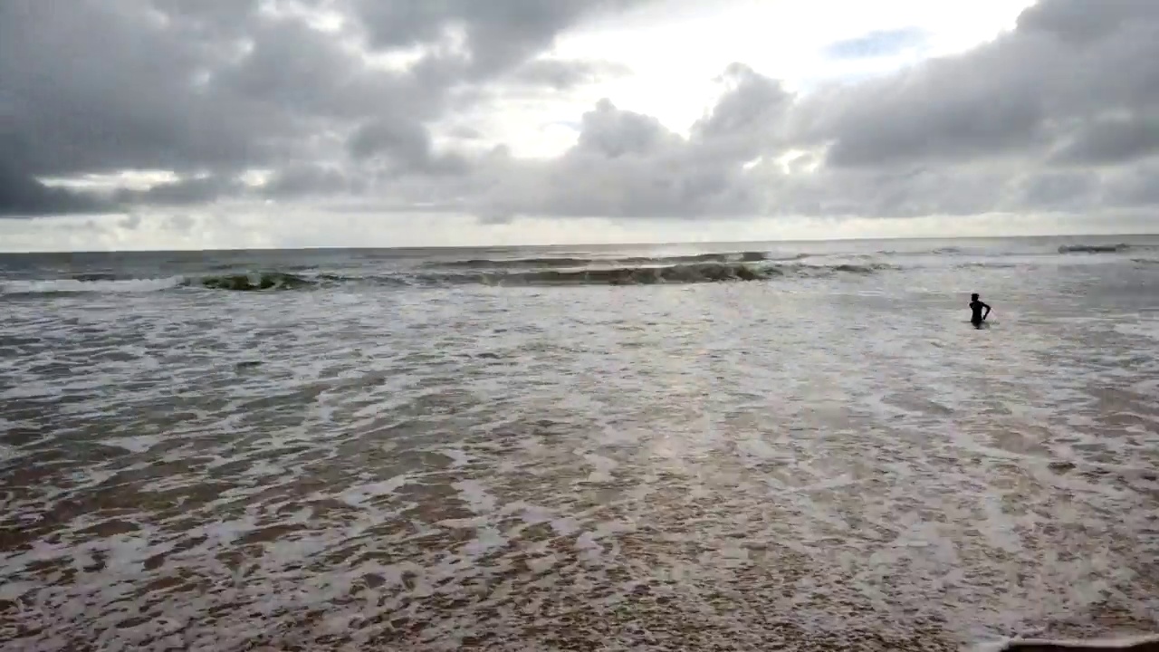 乌云在海岸上空快速移动，高清时间流逝视频素材