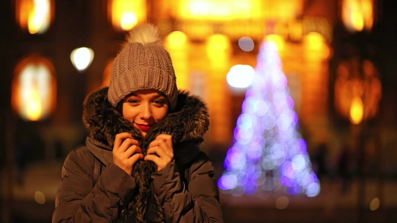 圣诞城里的年轻女子视频素材