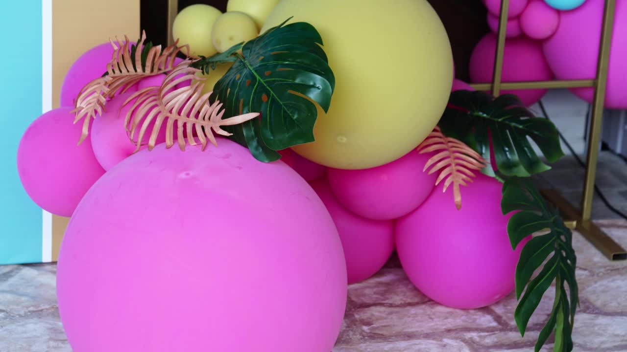 明亮的彩色照片区气球和热带树叶。视频素材