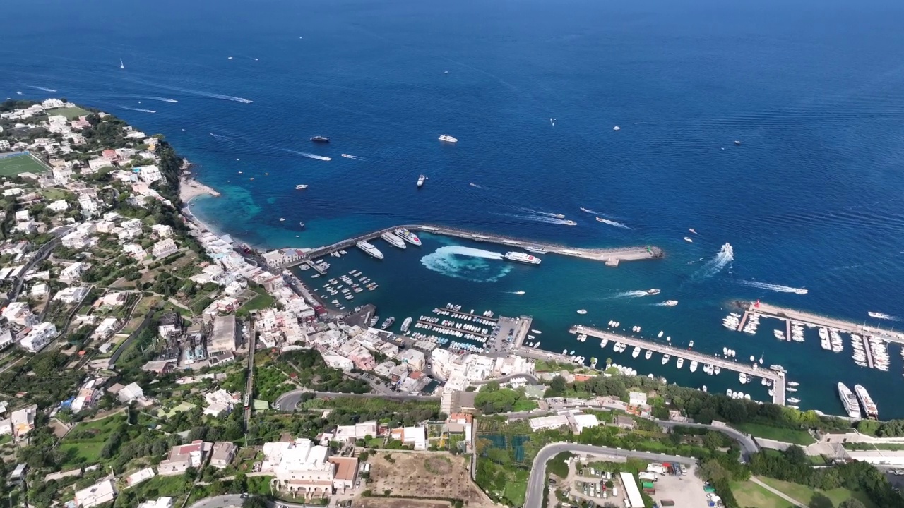 意大利卡普里岛。滨海格兰德的旅游港口。视频素材