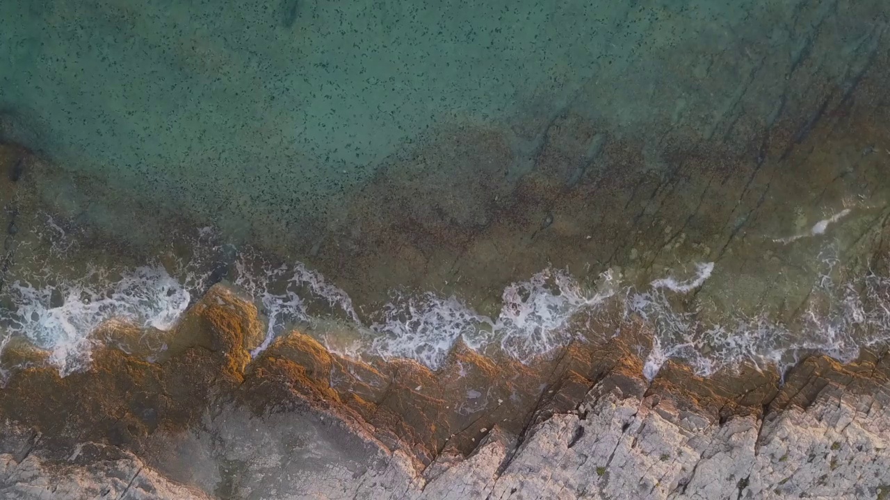 无人机拍摄的大海和海滩上的岩石视频素材