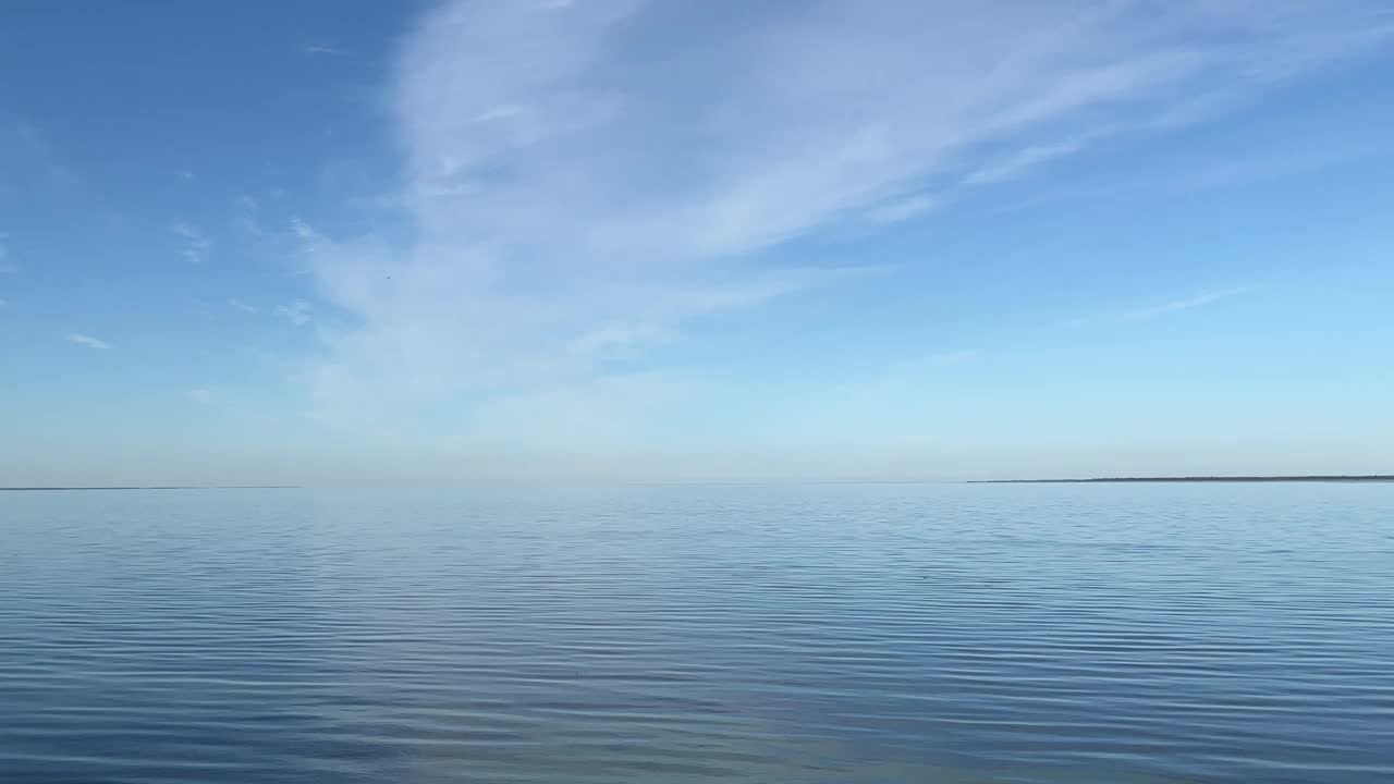 蓝色的海和天空与云。视频素材