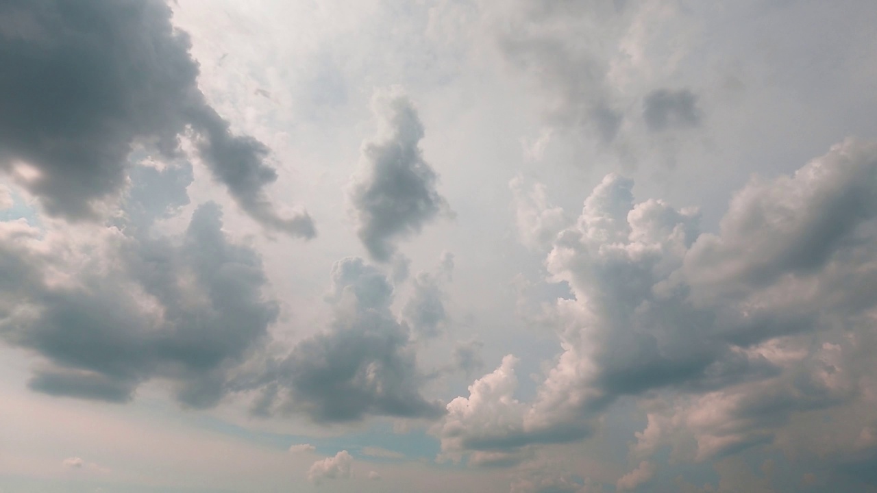 忧郁的云，天空的时光流逝。4k画面戏剧性的深灰色阴天，雨天天气预报有阴天。气候变化前的秋季干燥季节空气。在云雾的天空中慢悠悠地飞翔视频素材