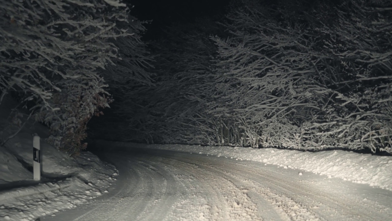 冬夜山林滑路视频素材