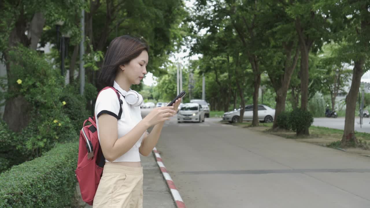 一个大学生在打电话视频素材