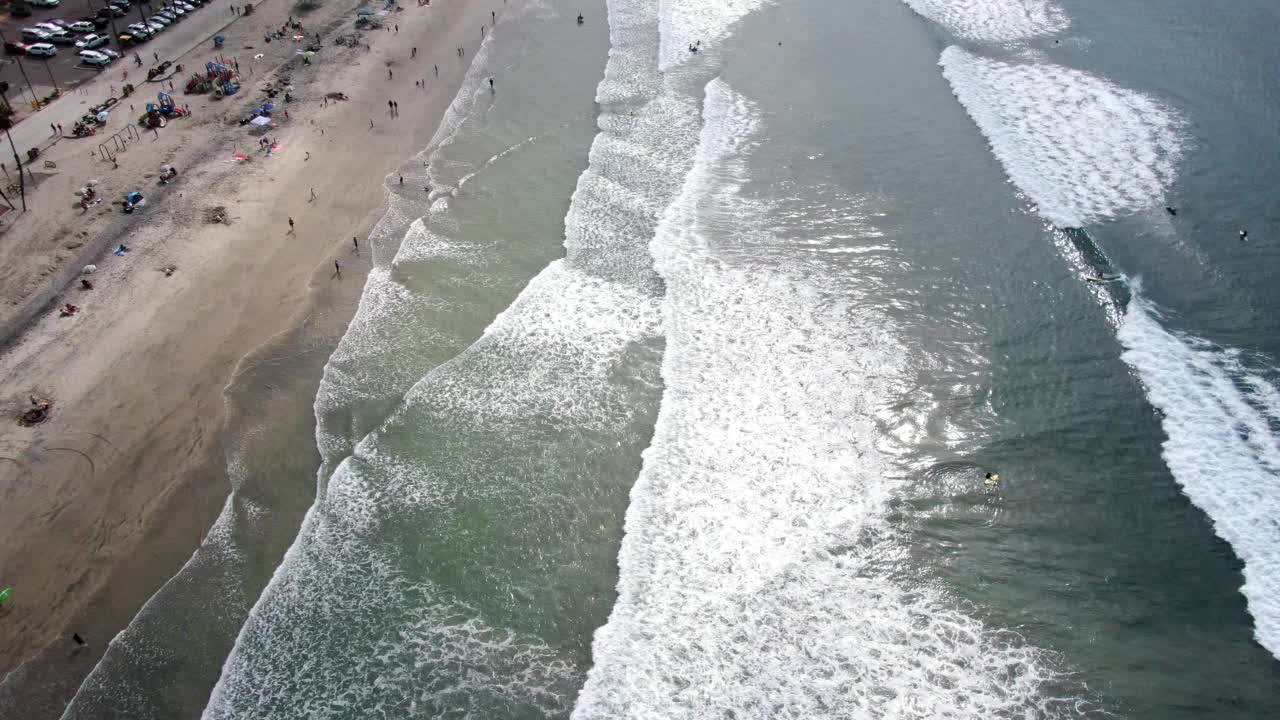 沿着加利福尼亚海岸的太平洋海浪视频素材