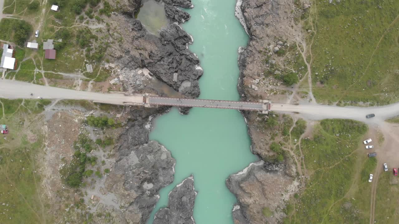 阿尔泰山区夏日的卡顿河鸟瞰图视频下载